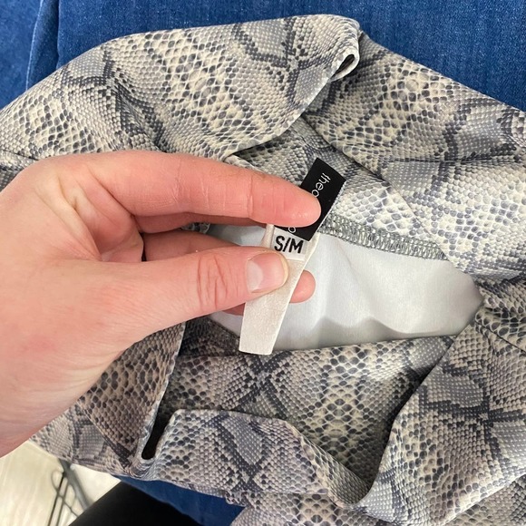 Onzie Vamp Grey White Snake Print Leggings Yoga Activewear Workouts Small/Medium - Picture 3 of 5